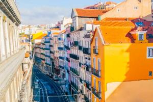 リスボンにあるOutsite Coliving Lisbon - Cais do Sodreの色鮮やかな建物が並ぶ街並み