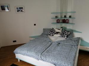 ein Schlafzimmer mit einem Bett mit Kissen darauf in der Unterkunft Salzkammergut-Live in Vorchdorf