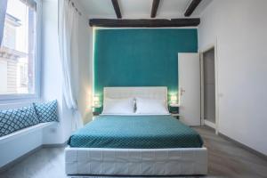羅馬的住宿－Sidus Suite，一间卧室配有一张带绿色墙壁的床