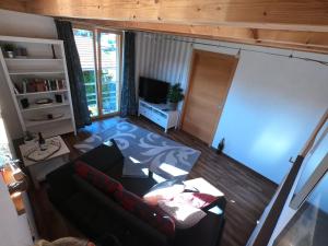 ein Wohnzimmer mit Sofa und TV in der Unterkunft Apartment Schellenberg 20 in Bergen