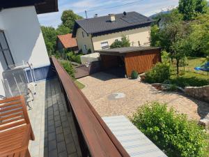 Aussicht vom Balkon eines Hauses in der Unterkunft Salzkammergut-Live in Vorchdorf