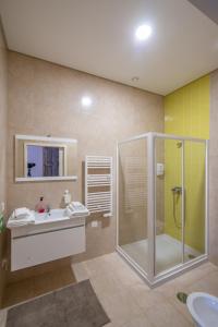 La salle de bains est pourvue d'une douche en verre et d'un lavabo. dans l'établissement Rua de São Bento n.123, à Vila do Conde