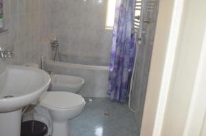 Ein Badezimmer in der Unterkunft Alex's Cosy Guesthouse