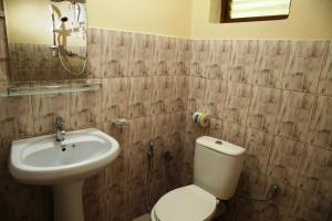 un bagno con un water e un lavandino di Honey Tree Polonnaruwa a Polonnaruwa
