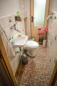een badkamer met een toilet en een wastafel bij Apartmán Štrba in Štrba