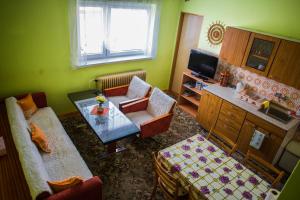 斯特爾巴的住宿－Apartmán Štrba，客厅配有沙发和桌子