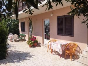 Patio alebo iná vonkajšia časť ubytovania Apartments Katarina