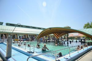 a group of people swimming in a swimming pool at Marvel-Nyaraló in Igal