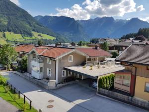 ariale Aussicht auf ein Haus mit Bergen im Hintergrund in der Unterkunft Appartement Alexandra in Neukirchen am Großvenediger