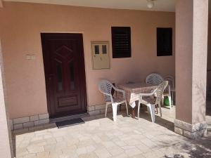 Patio alebo iná vonkajšia časť ubytovania Apartments Katarina