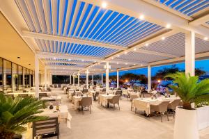 Restoran atau tempat lain untuk makan di Luxury Hotel Riva