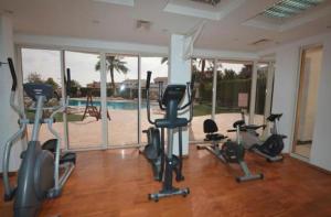 Het fitnesscentrum en/of fitnessfaciliteiten van Sweethome26 EILAT Apt with Jaccuzzi / Free Parking