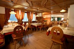 Reštaurácia alebo iné gastronomické zariadenie v ubytovaní Hotel-Garni Jakober