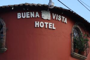 un panneau indiquant un hôtel situé sur le côté d'un bâtiment dans l'établissement Hotel Buena Vista, à Copan Ruinas