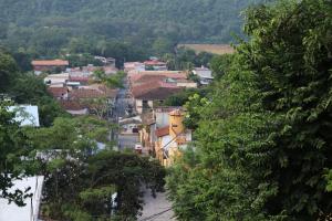 - une vue sur une ville depuis une colline dans l'établissement Hotel Buena Vista, à Copan Ruinas