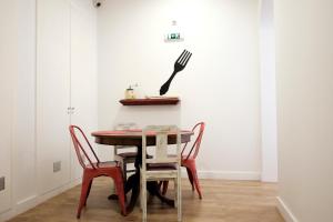 HI!GO في فيلا نوفا دير فاماليساو: طاولة غرفة الطعام مع شوكة على الحائط