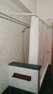 La salle de bains est pourvue d'une douche avec rideau de douche. dans l'établissement Cinisi 89 B&B, à Cinisi