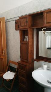ein Bad mit einem Waschbecken und einem Spiegel in der Unterkunft Cinisi 89 B&B in Cinisi