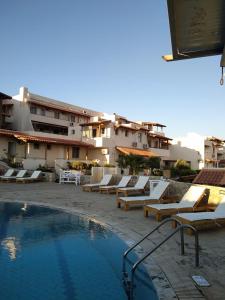 un hotel con piscina y algunas tumbonas en Creta Suites en Koutsounari