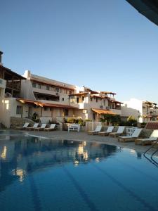 ein Hotel mit einem Pool vor einem Gebäude in der Unterkunft Creta Suites in Koutsounári