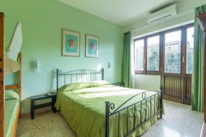 1 dormitorio con cama y ventana grande en Antica Locanda Cavallino Bianco, en Cerveteri