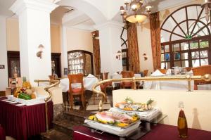 - un hall avec deux tables et de la nourriture dans l'établissement Gran Hotel Diligencias, à Veracruz