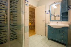 W łazience znajduje się niebieska umywalka i prysznic. w obiekcie B&B Incanto del Mare w mieście Palinuro