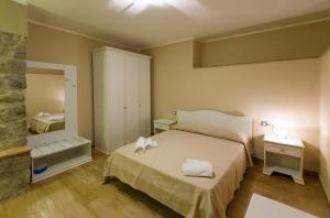 B&B Incanto del Mare في بالينورو: غرفة نوم عليها سرير وفوط