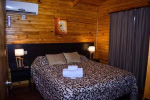 Un pat sau paturi într-o cameră la Cabañas Doralia