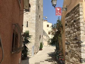 Une allée avec des vélos garés dans un bâtiment en pierre dans l'établissement Al Borgo Antico, à Terracine