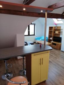 コウォブジェクにあるApartament "Kompas"の黄色い島のキッチンが備わる客室です。