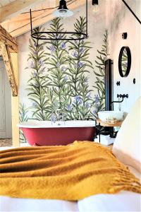 um quarto com uma banheira e uma parede em Monastery Garden Bistro & Rooms em Cesky Krumlov