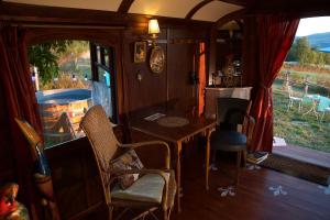 une salle de train avec une table et une fenêtre dans l'établissement La Grande Serve, à La Chabanne