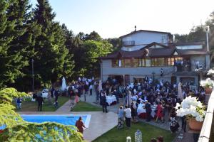 una multitud de personas de pie en frente de un edificio en La Quercia B&B en San Giovanni in Fiore