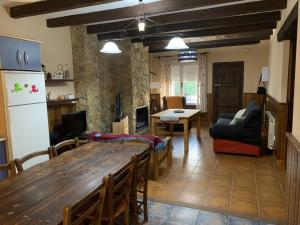 eine Küche und ein Wohnzimmer mit einem Tisch und einem Sofa in der Unterkunft Apartamento Rural Sierra de Segura in Segura de la Sierra