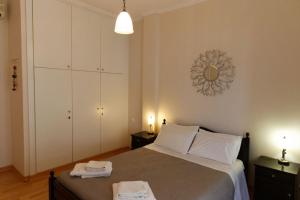 1 dormitorio con cama y espejo en la pared en ANEMOS, en Parga