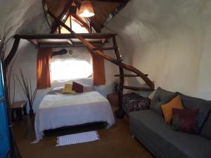 1 dormitorio con 1 cama y 1 sofá en una habitación en Recanto das Corujas en Pirenópolis