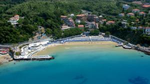 una vista aerea su una spiaggia con un resort di Il Giardino Segreto (Villa Cristina) a Lerici