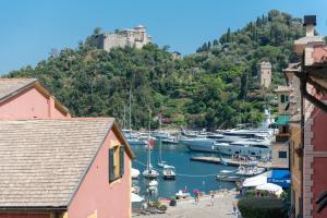 uitzicht op een jachthaven met boten in het water bij Cocca's House by PortofinoVip in Portofino