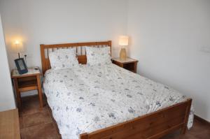 ein Schlafzimmer mit einem großen Bett mit zwei Nachttischen in der Unterkunft Villa Canela with Heated Pool, Piscina Climatizada in Isla Canela
