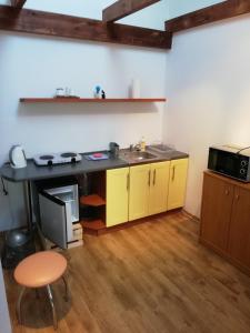 Kuchyňa alebo kuchynka v ubytovaní Apartamenty Baltic Sea Wieniawskiego