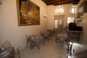 A restaurant or other place to eat at La Serenissima Hotel