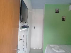 En tv och/eller ett underhållningssystem på Pousada Beira Rio