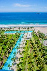 - Vistas aéreas a la piscina de la playa en PENINISULA ViSTA AL MAR BY ENNA INN IXTAPA, en Ixtapa