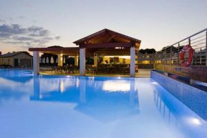 Bazén v ubytování Island Blue Hotel nebo v jeho okolí