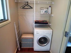 a washer and dryer in a laundry room at Putiki Panorama in Ostend