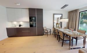 Kuchyň nebo kuchyňský kout v ubytování White Pearl Apartment 0.02