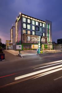 a building on a street with a street at MaxOneHotels at Belstar Belitung in Tanjungpandan