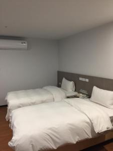 Postel nebo postele na pokoji v ubytování Wish Hotel