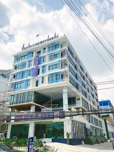 Un bâtiment avec un panneau en haut dans l'établissement Taragrand Donmuang Airport Hotel, à Thanyaburi